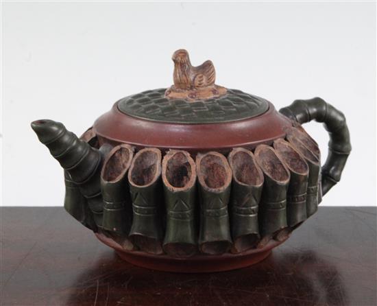 A Chinese Yixing pottery teapot and cover, 16.5cm